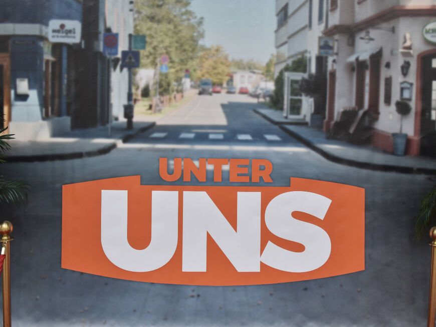 "Unter uns"-Logo