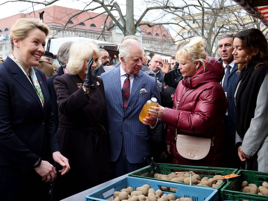 König Charles und Königin Camilla auf Berliner Wochenmarkt