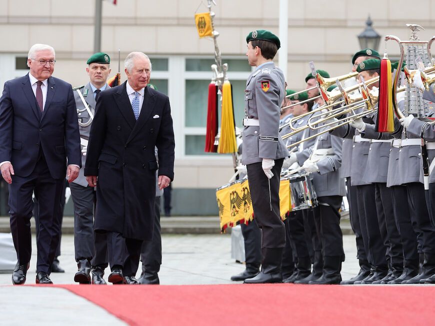 Köänig Charles wird beim Brandenburger Tor von Ehrengarde begrüßt