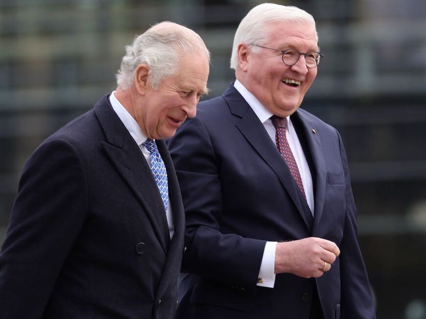 König Charles und Frank Walter Steinmeier lachen zusammen