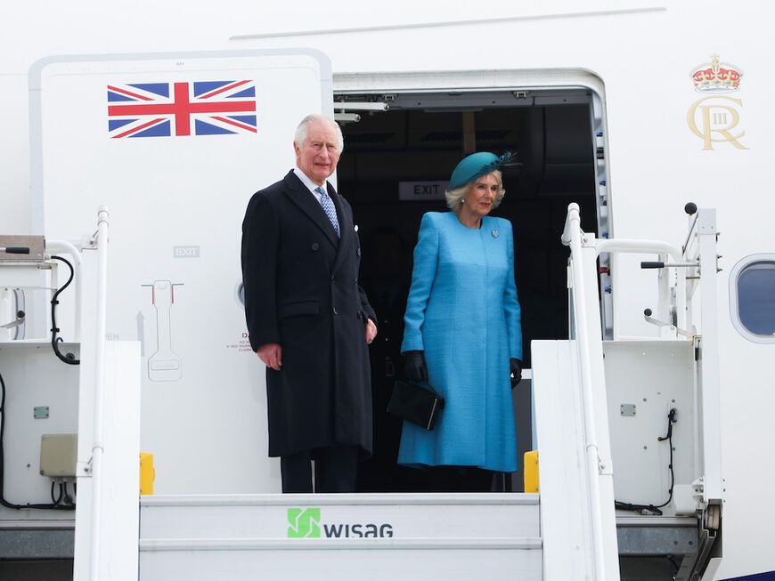 König Charles und Königin Camilla steigen aus Flugzeug