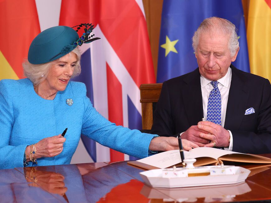 König Charles und Königin Camilla tragen sich in Schloss Bellevue ins Gästebuch ein