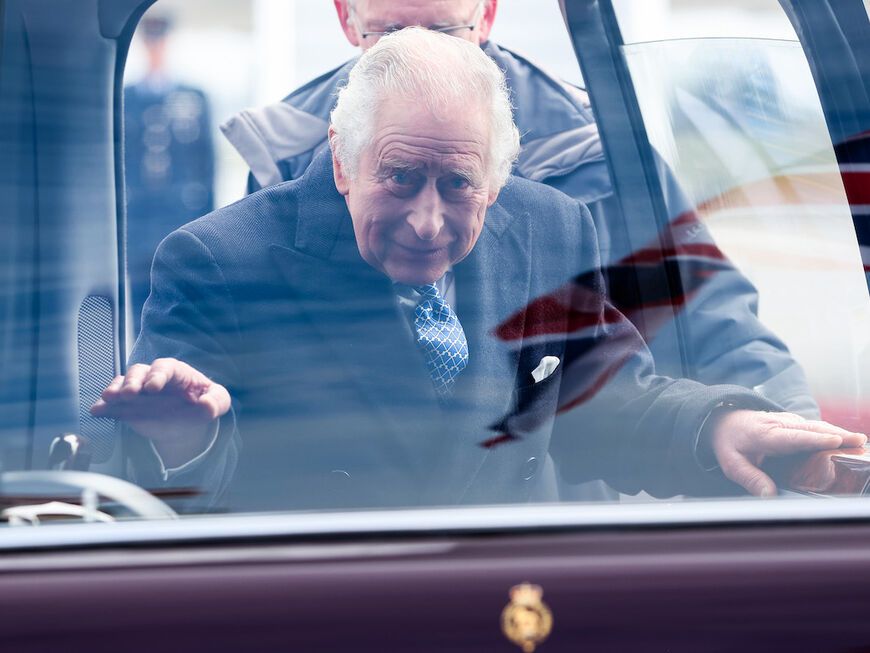 König Charles steigt ins Auto beim BER