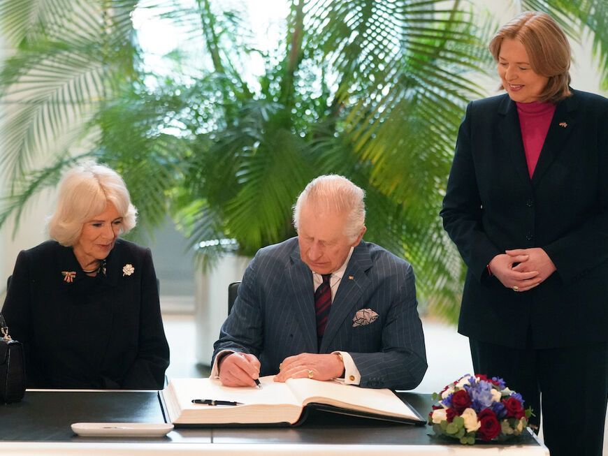 König Charles trägt sich ins Gästebuch vom Bundestag ein