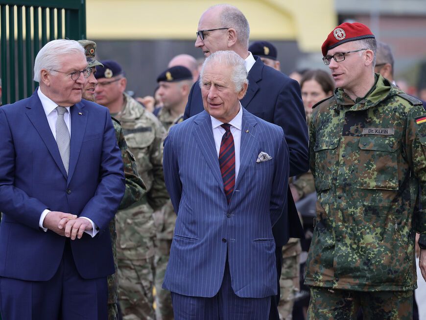 König Charles trifft in Brandenburg Soldaten des deutsch-britischen Pionierbrückenbataillons