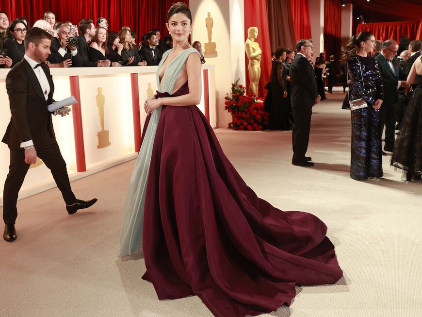 Monica Barbaro Oscars 2023 zweifarbiges Kleid