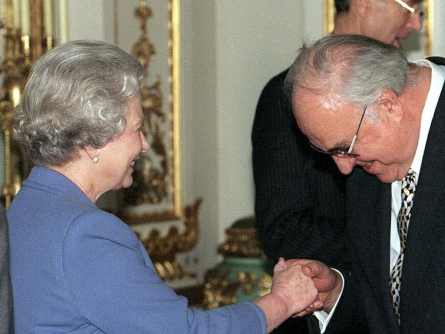 Queen Elizabeth II. und der frühere Bundeskanzler Helmut Kohl. 