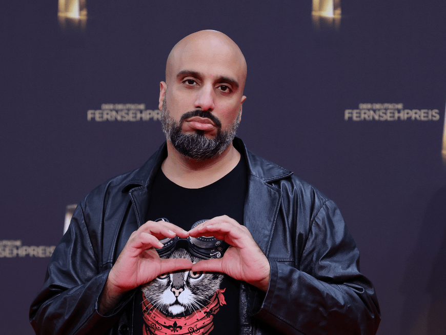 Abdelkarim formt ein Herz mit seinen Händen