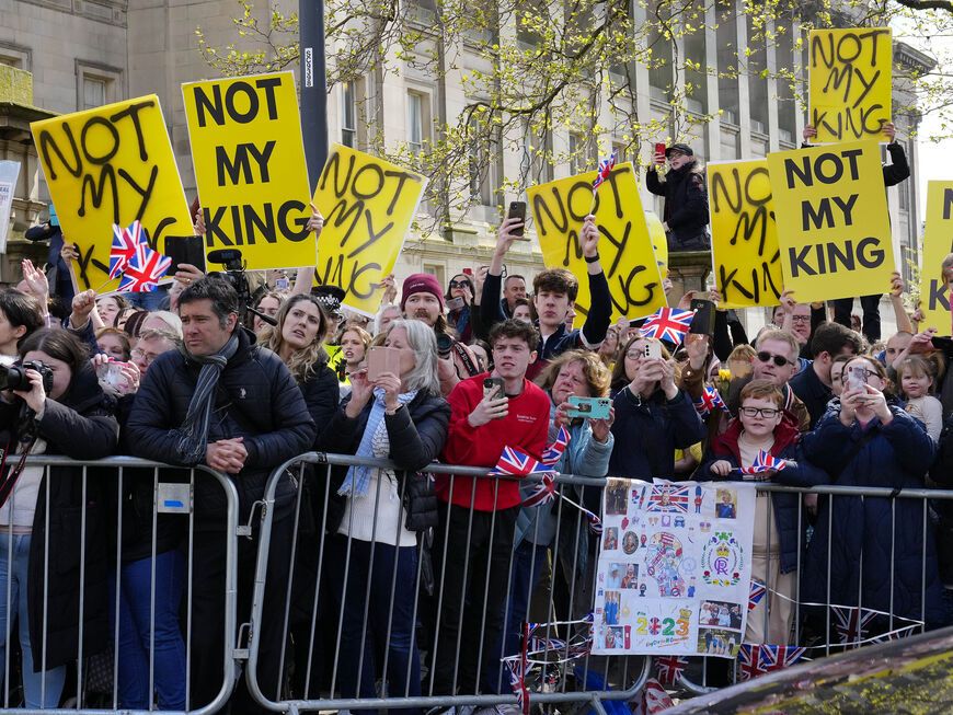 Demonstranten vor der Zentralbibliothek Liverpool mit gelben Plakaten.