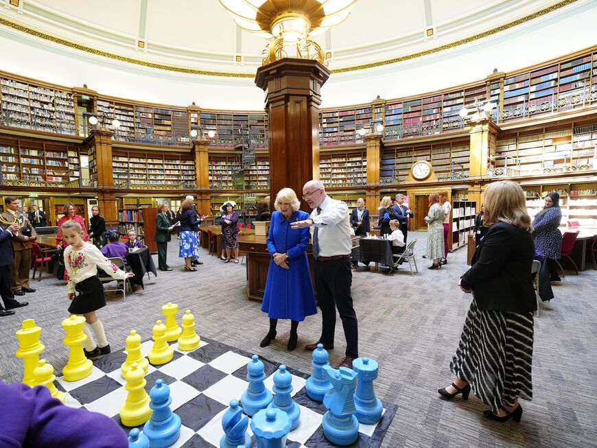 Königin Camilla in der Zentralbibliothek von Liverpool, 2023