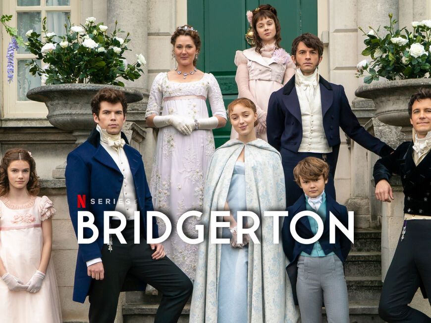 Der "Bridgerton"-Cast steht zusammen vor einer Treppe