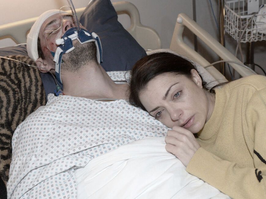 Sascha liegt bei GZSZ im Krankenhausbett, Emily liegt weinend auf seiner Brust