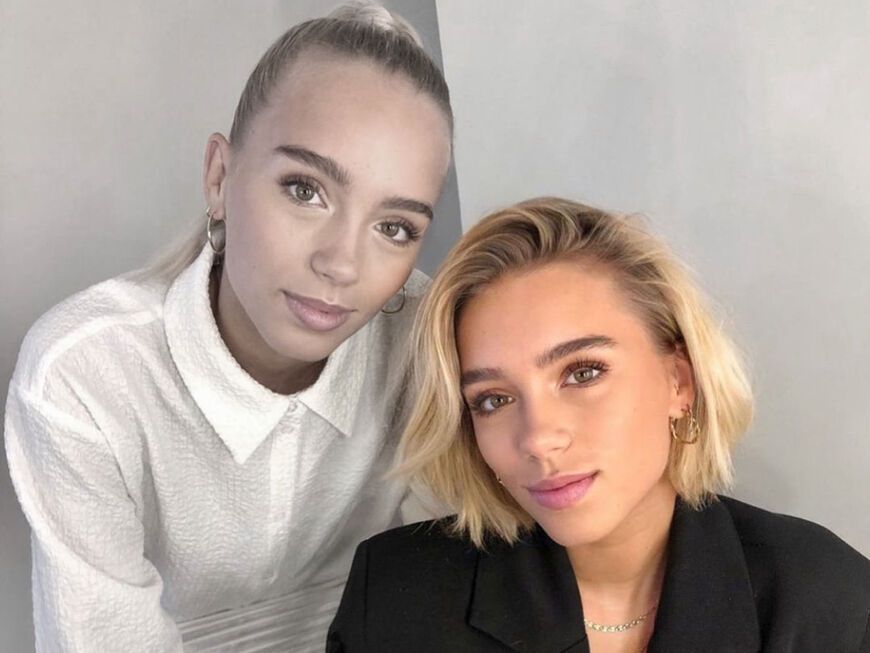 Lisa und Lena Mantel posieren für ein Selfie