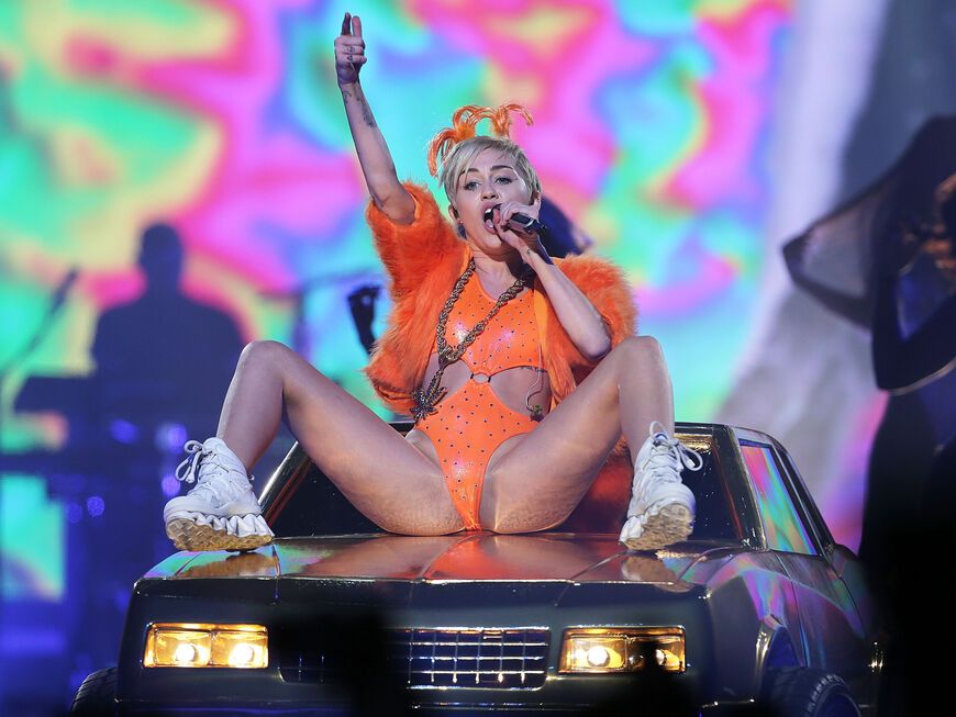 Miley Cyrus performt während ihrer "Bangerz"-Tour auf einem Auto mit gespreizten Beinen