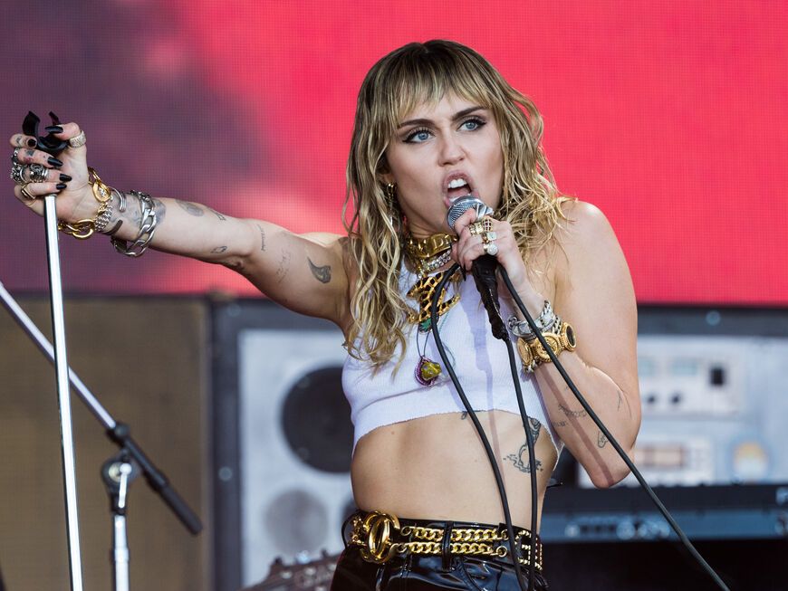 Miley Cyrus singt beim Glastonbury Festival 2019 in ein Mikrofon