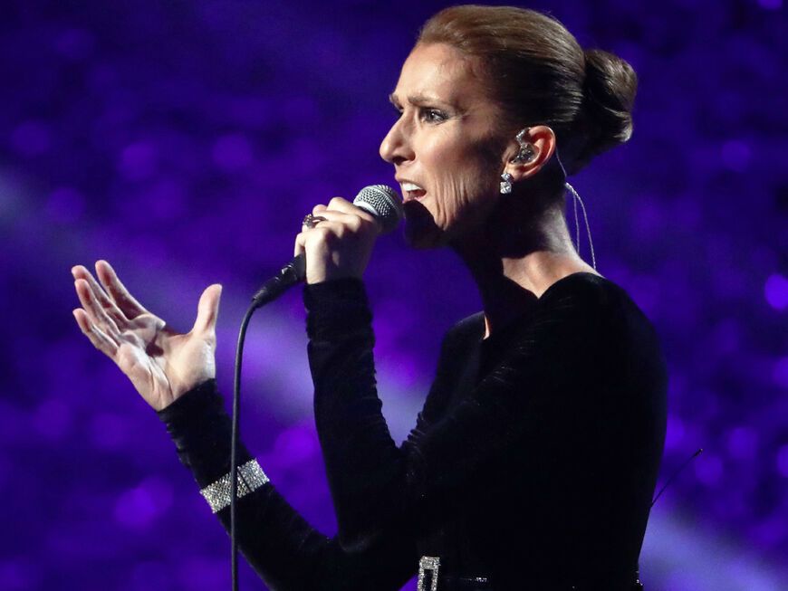 Céline Dion singt ins Mikrofon