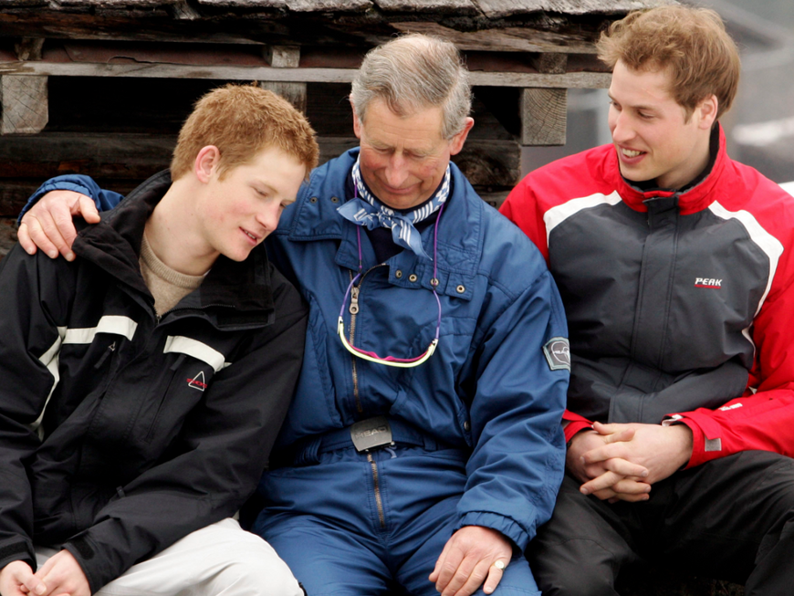 Ski-Ferien: König Charles umarmt Sohn Harry, daneben William