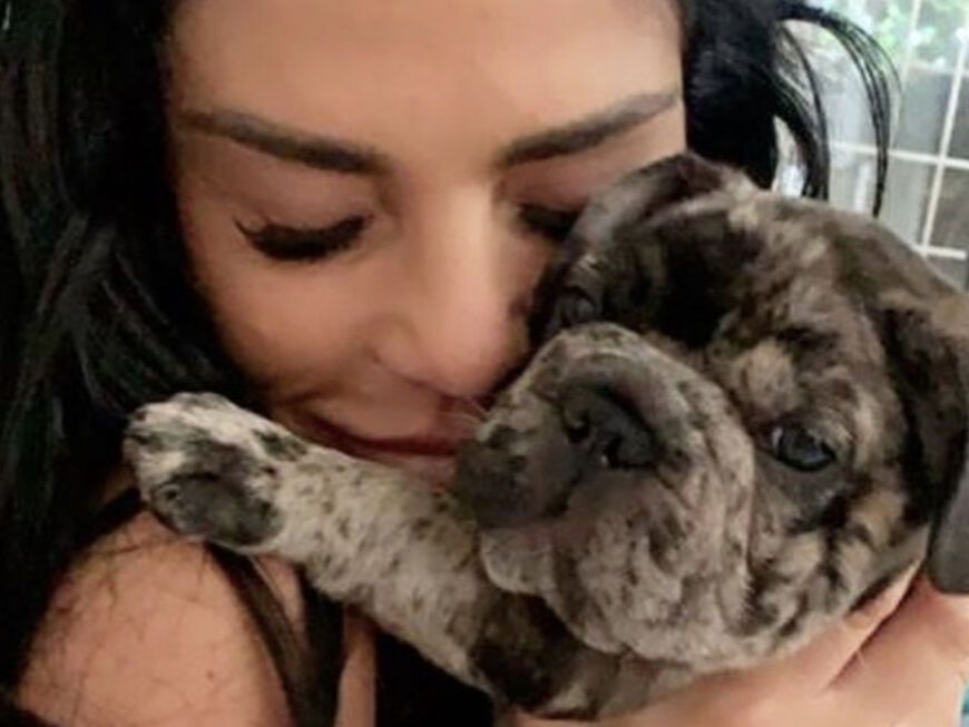 Katie Price kuschelt Hund Rolo mit geschlossenen Augen
