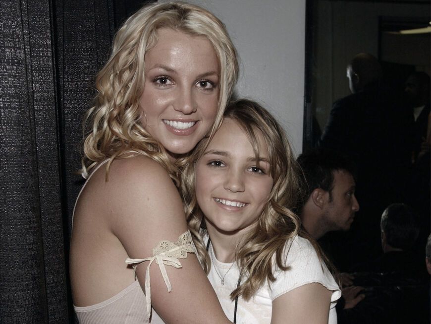 Britney Spears umarmt ihre kleine Schwester Jamie Lynn