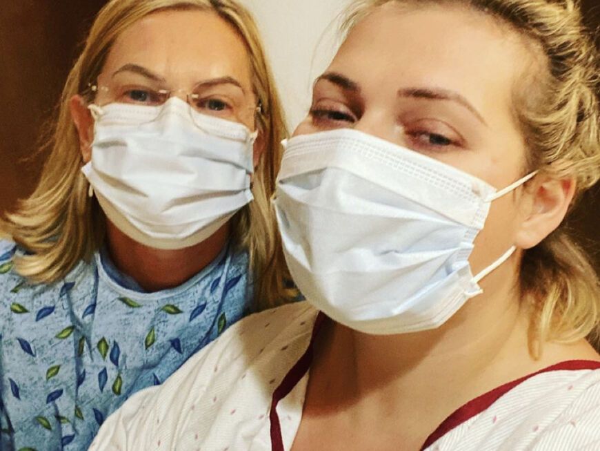 Haley Odlozil auf Selfie im Krankenhaus mit ihrer Mutter. 