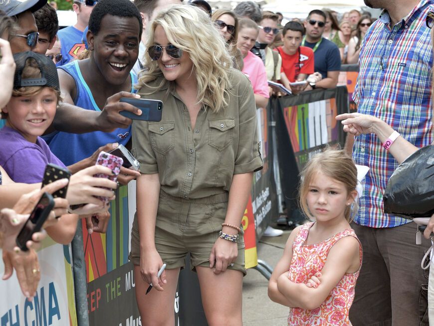 Jamie Lynn Spears posiert mit Fans, ihre Tochter Maddie steht daneben