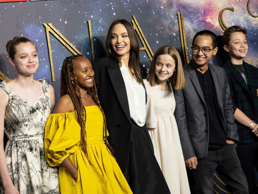 Angelina Jolie lachend mit ihren Kindern Shiloh, Zahara, Vivienne, Pax und Knox