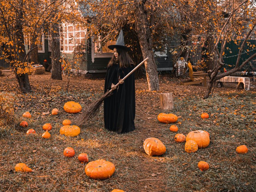 Halloweendeko Kürbisse Mädchen mit Hexenkostüm