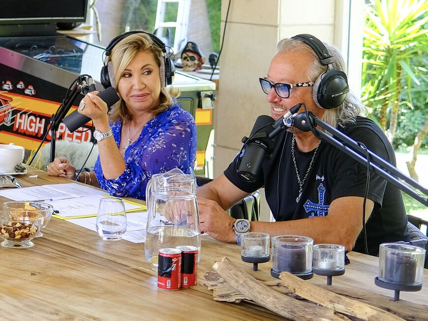 Robert und Carmen Geiss podcasten am Tisch für "1 plus 1 – Freundschaft auf Zeit"