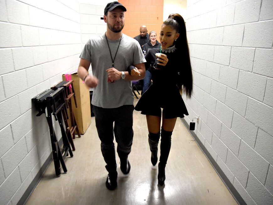 Ariana Grande und Scooter Braun laufen nebeneinander