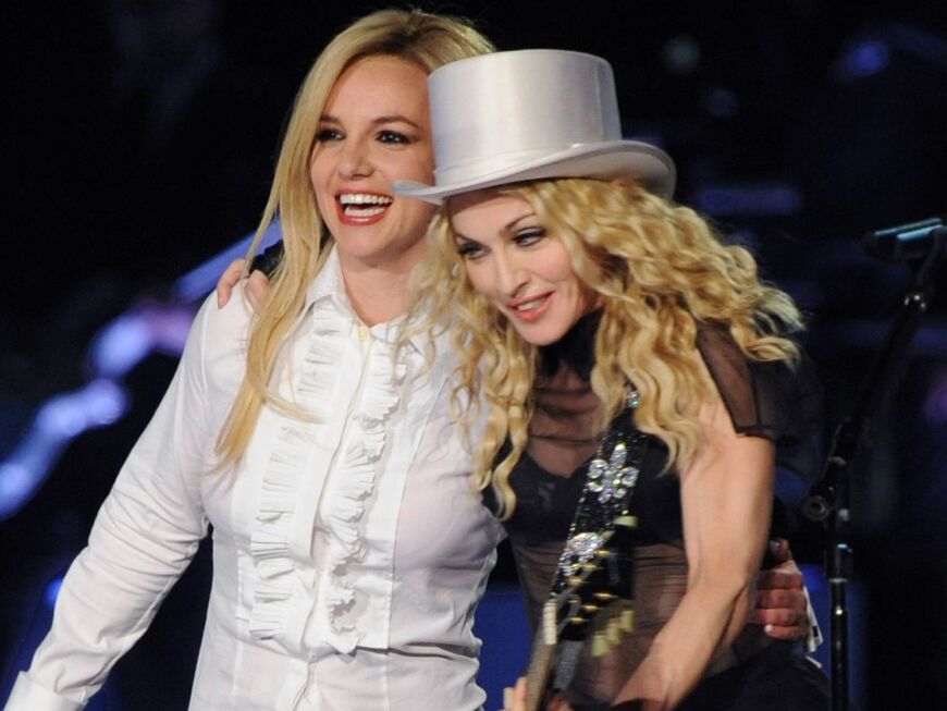 Britney Spears und Madonna stehen zusammen auf der Bühne