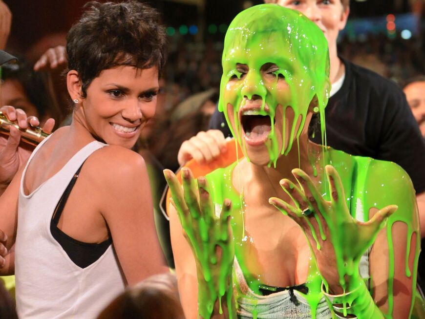 Halle Berry wird bei den Kids' Choice Awards 2012 mit grünem Schleim übergossen