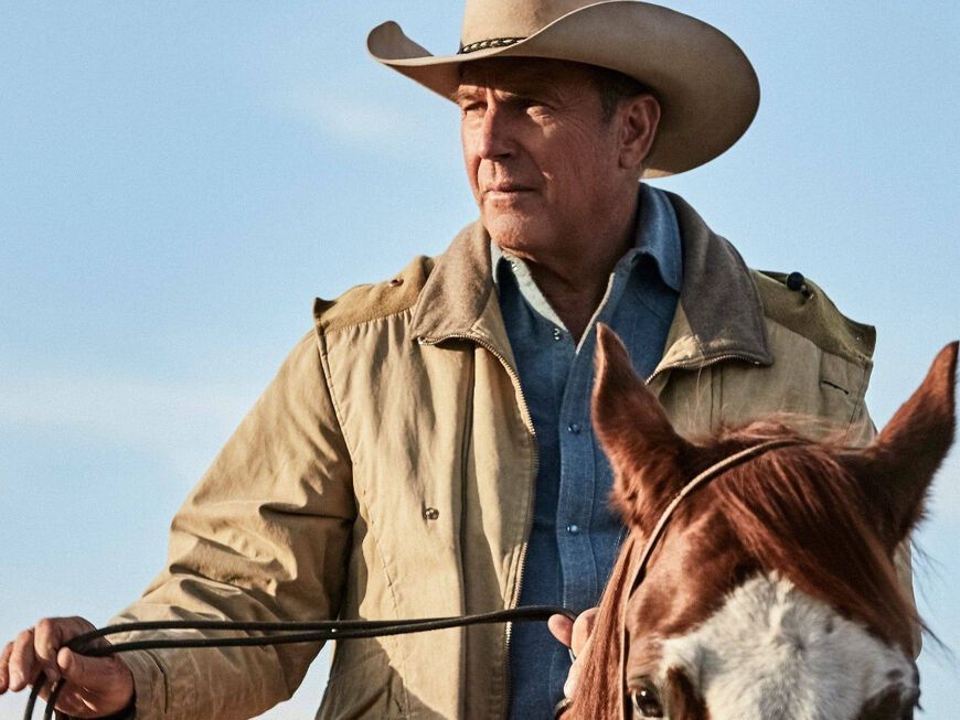 Kevin Costner als Cowboy im Film "Yellowstone" reitet auf einem Pferd