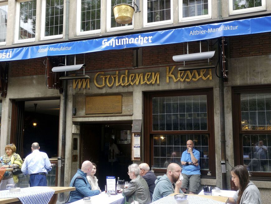 Die Terrasse des Altstadt-Lokals "Im goldenen Kessel" der Privatbrauerei Schumacher in Düsseldorf