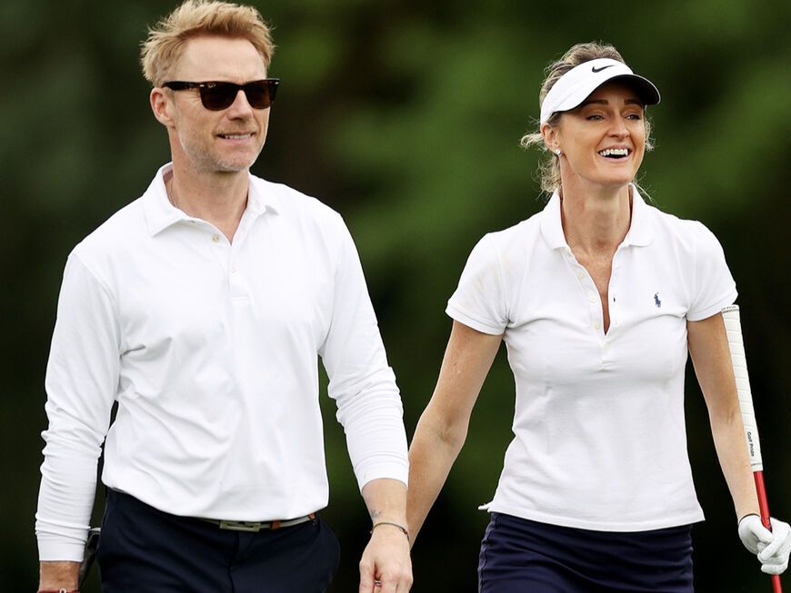 Ronan Keating und Ehefrau Storm beim Golfen.