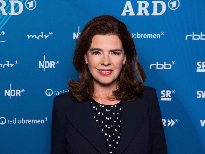 Susanne Daubner vor ARD-Wand