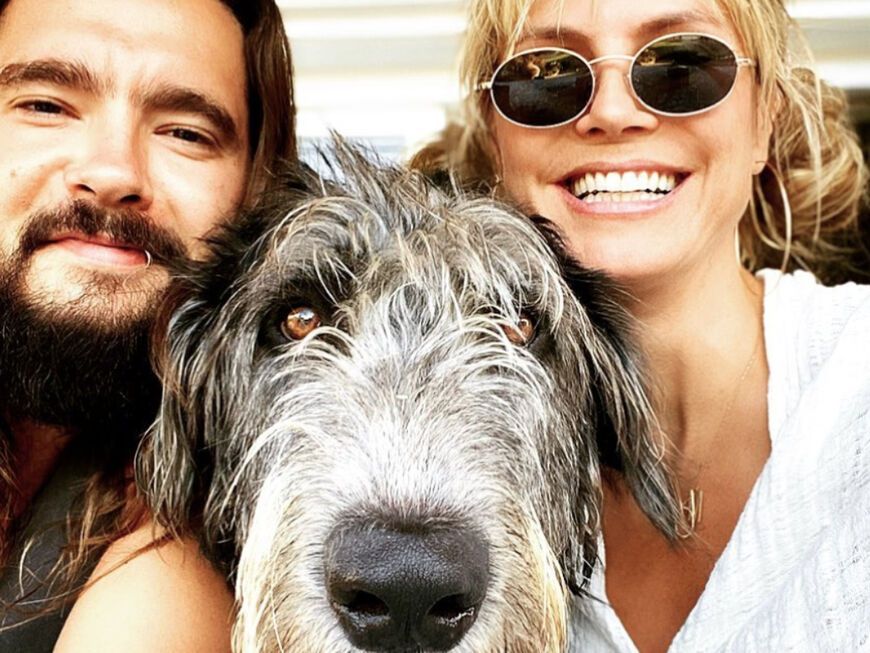 Tom Kaulitz und Heidi Klum lachen mit Hund Anton
