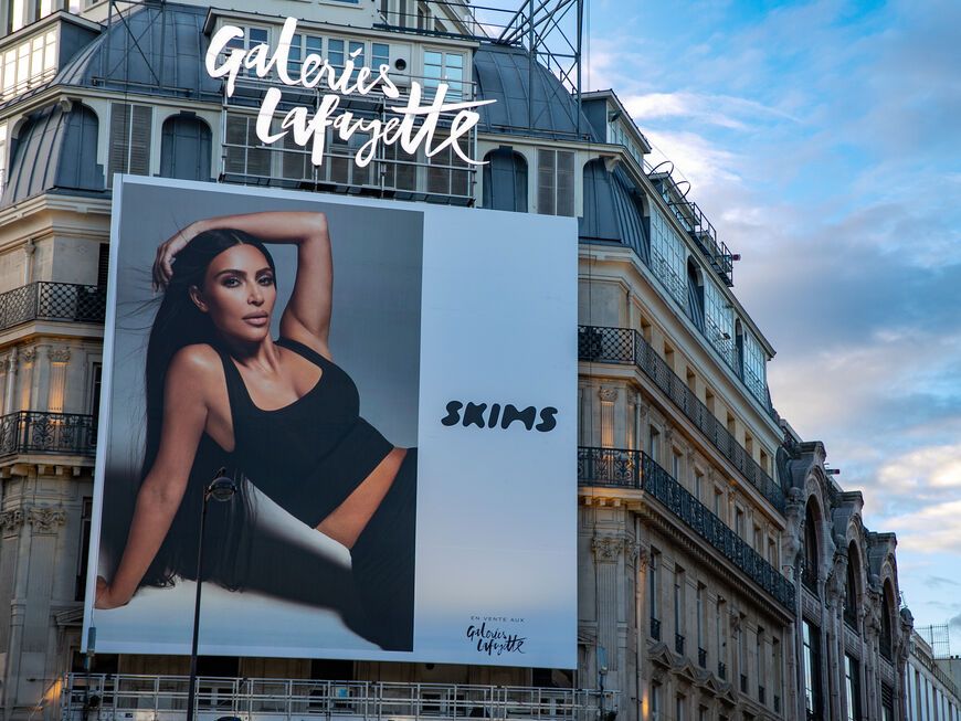 Ein SKIMS-Poster mit Kim Kardashian an der 'Galeries Lafayette' in Paris