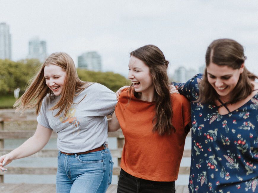 Freundinnen finden - drei junge Frauen lachen zusammen