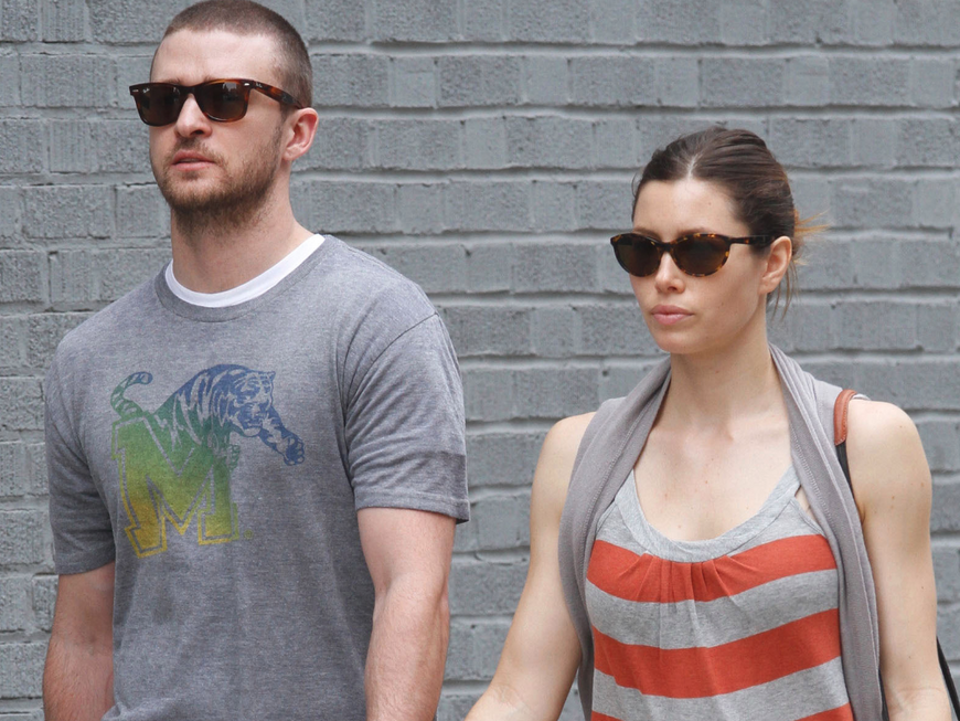 Justin Timberlake & Jessica Biel ernst mit Sonnenbrillen nebeneinander