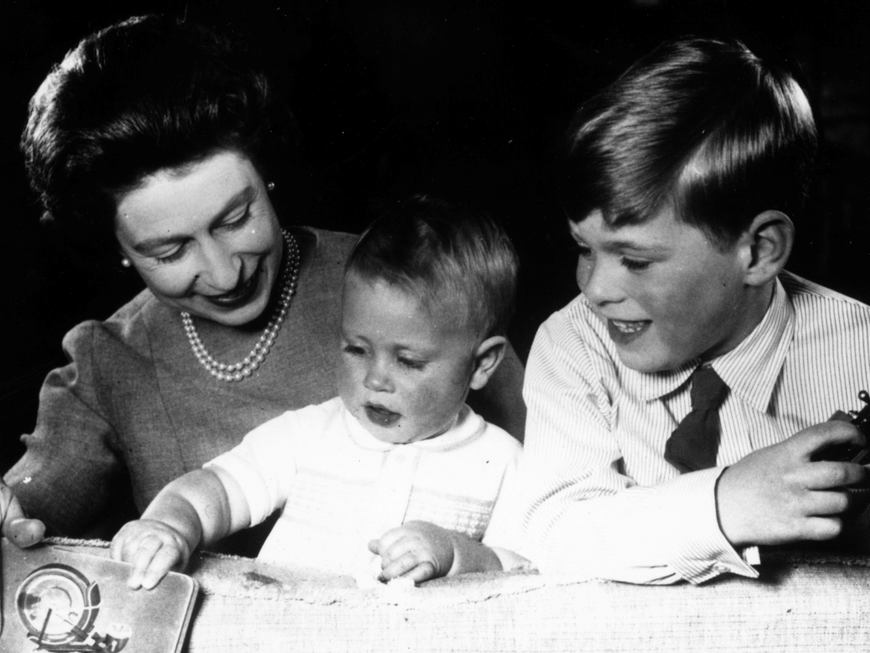Königin Elizabeth II. mit ihren jüngsten Söhnen Prinz Andrew (r.) und Prinz Edward