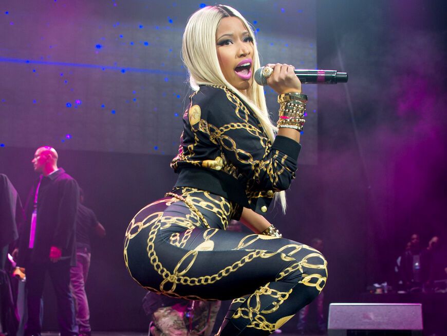 Nicki Minaj geht auf der Bühne in die Hocke