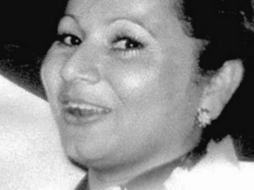 Griselda Blanco lacht auf Schwarz-Weiß-Foto