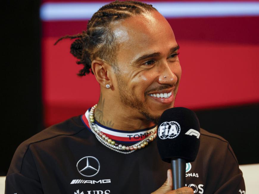 Lewis Hamilton lächelt glücklich