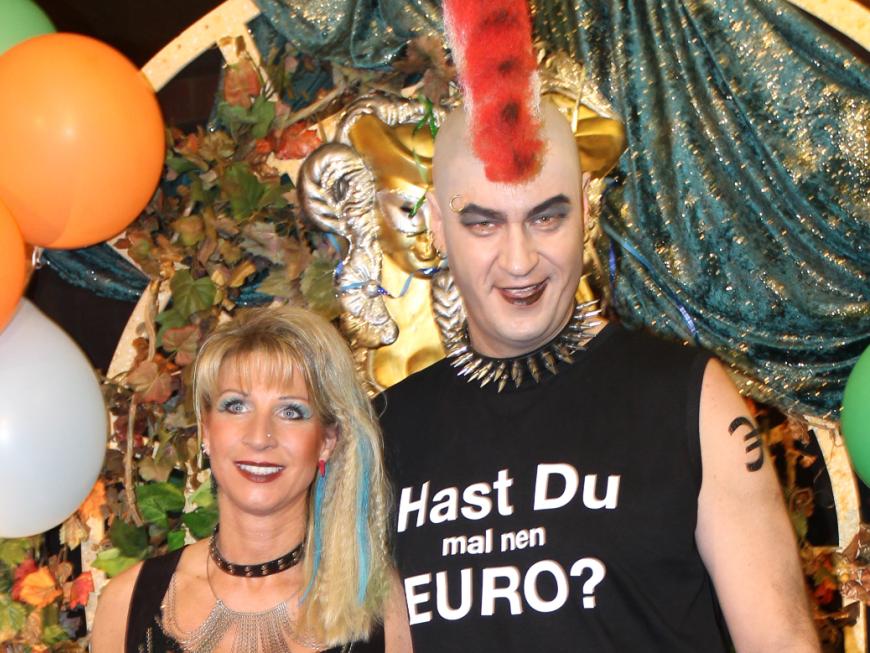 Markus Söder und Ehefrau Katrin an Fasching 2012 als Punker