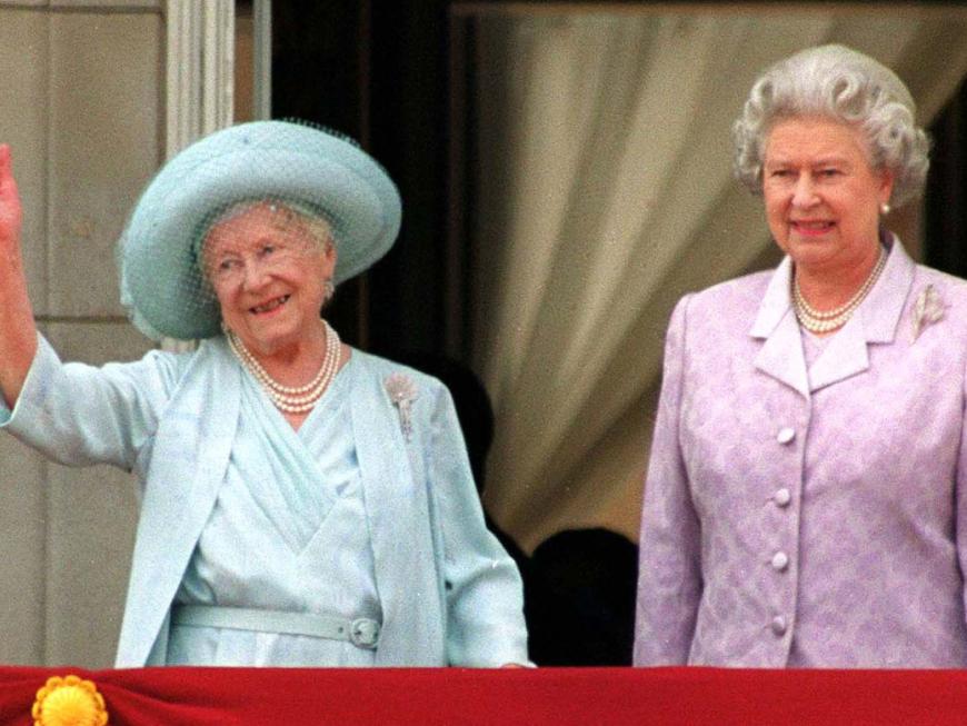 Queen Mum winkt vom Palastbalkon, neben ihr steht Queen Elizabeth II.