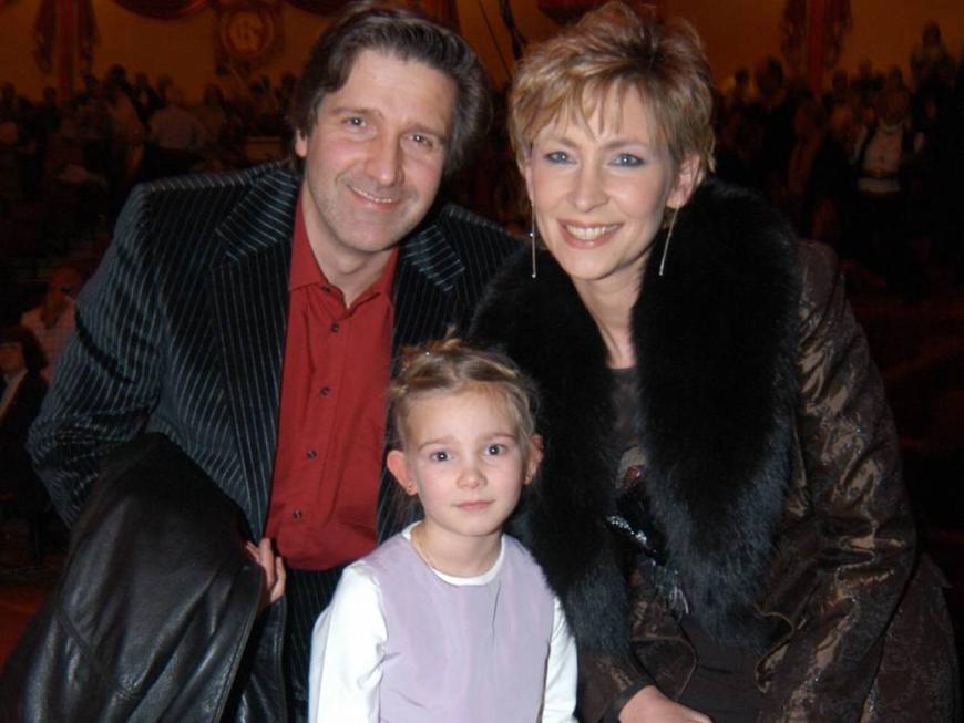 Claudia Jung mit Ehemann Hans Singer und Tochter Anna 2004