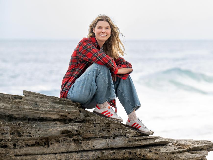 Juli-Sängerin Eva Briegel posiert am Meer für "Sing meinen Song" 
