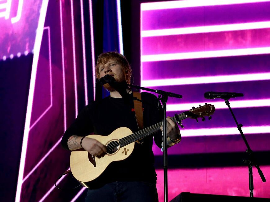 Ed Sheeran singt mit Gitarre in der Hand