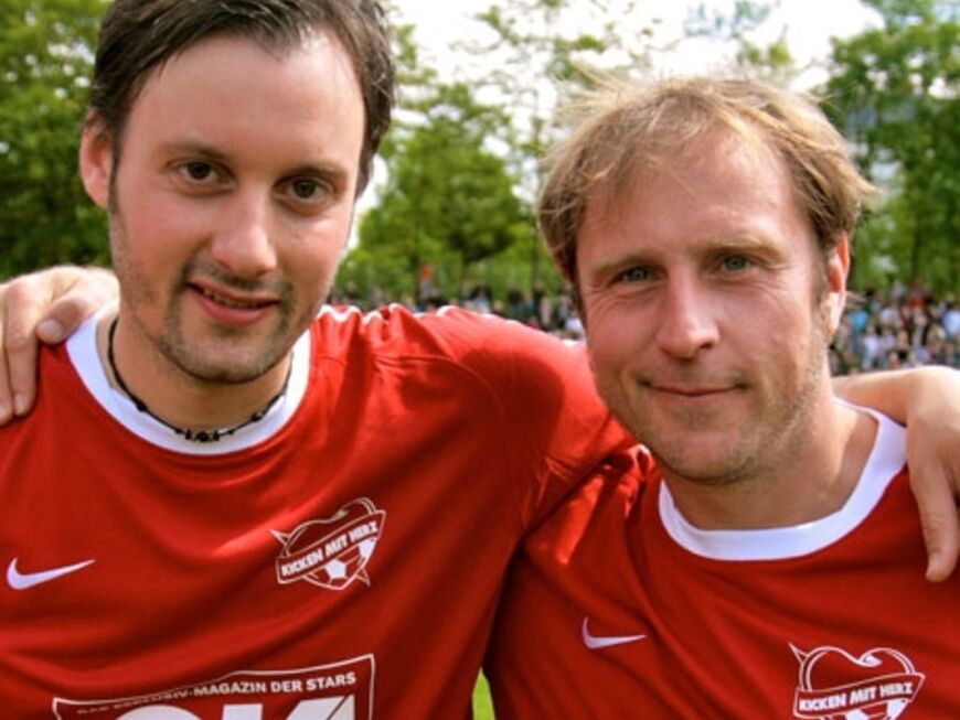 Mark Tavassol (Bassist von "Wir sind Helden") und Schauspieler Bjarne Mädel (bekannt aus "Stromberg") kickten im Victoria Stadion für den guten Zweck. Alle Einnahmen wurden an die Herz-Kinder-Hilfe Hamburg gespendet