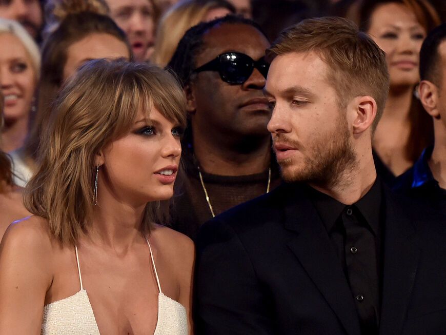 Taylor Swift und Calvin Harris sitzen nebeneinander